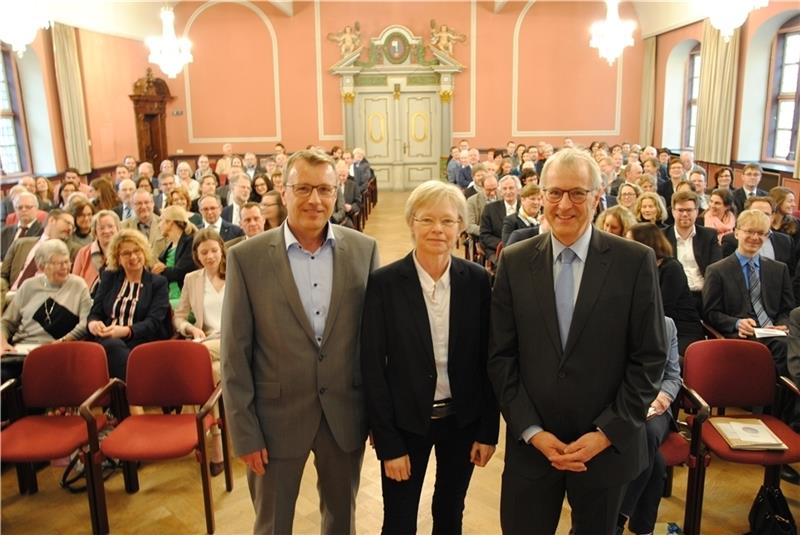 Stades neuer Amtsgerichtsdirektor Dr. Thomas Krüger (links) und der scheidende Willi Wirth nehmen Landgerichts-Chefin Ingrid Stellung in die Mitte.