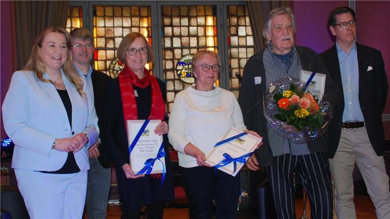 Stades stellvertretende Bürgermeisterin Melanie Reinecke (links) mit Laudatoren und Ehrenamt-Preisträgern