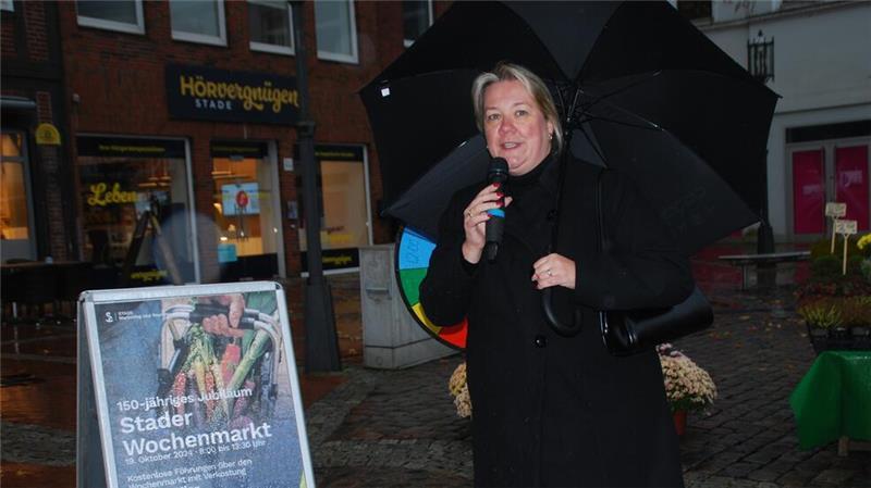 Warum Kunden auf dem Stader Wochenmarkt einkaufen Stades stellvertretende Bürgermeisterin Melanie Reinecke verkündet beim Wochenmarkt-Jubiläum Neuigkeiten.