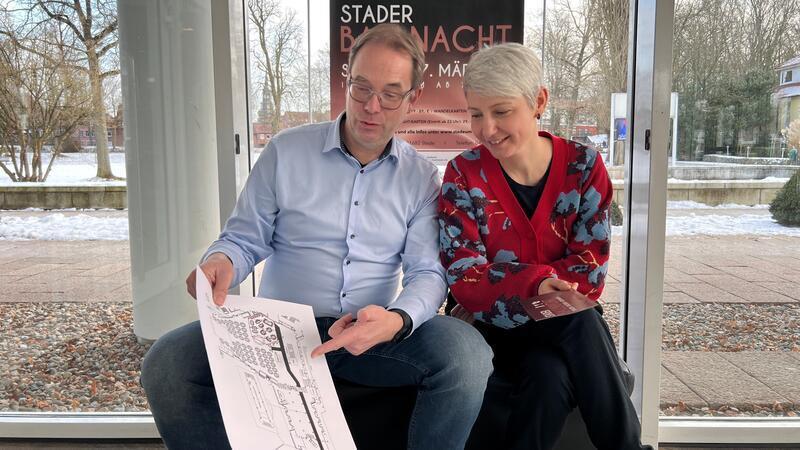 Stadeum-Chef Tobias Paulsen und die künstlerische Leiterin Lea Redlich gehen den neuen Stellplan für die 1. Stader Ballnacht durch.
