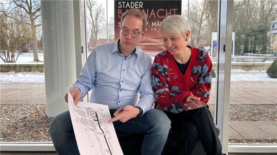Stadeum-Chef Tobias Paulsen und die künstlerische Leiterin Lea Redlich gehen den neuen Stellplan für die 1. Stader Ballnacht durch.