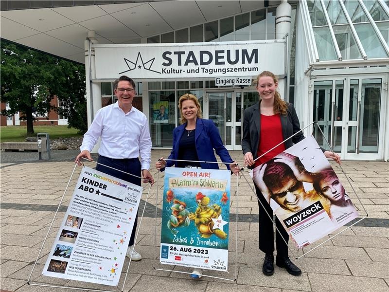 Theater mit Neinhorn und Trashedy im Stadeum Stadeum-Chefin Dr. Silvia Stolz und Theaterpädagogin Lea Schleßelmann mit Michael Senf, dem Vorstandsvorsitzenden der Sparkasse Stade- Altes Land als Hauptsponsor des Jungen Theaters. Foto: Weselmann