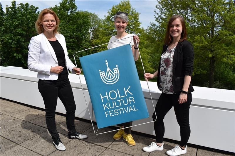 Stadeum-Chefin Silvia Stolz blickt mit Lea Redlich und Sylvia Pohl (von links) optimistisch gen Holk Festival als Spielzeitauftakt. Foto: Weselmann