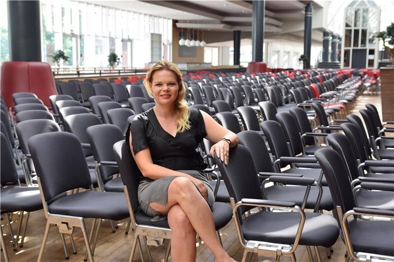 Stadeum-Chefin Silvia Stolz sitzt im Foyer des Hauses, wo die Stühle aus dem großen Saal – frisch gereinigt – zwischengelagert sind. Foto: Strüning
