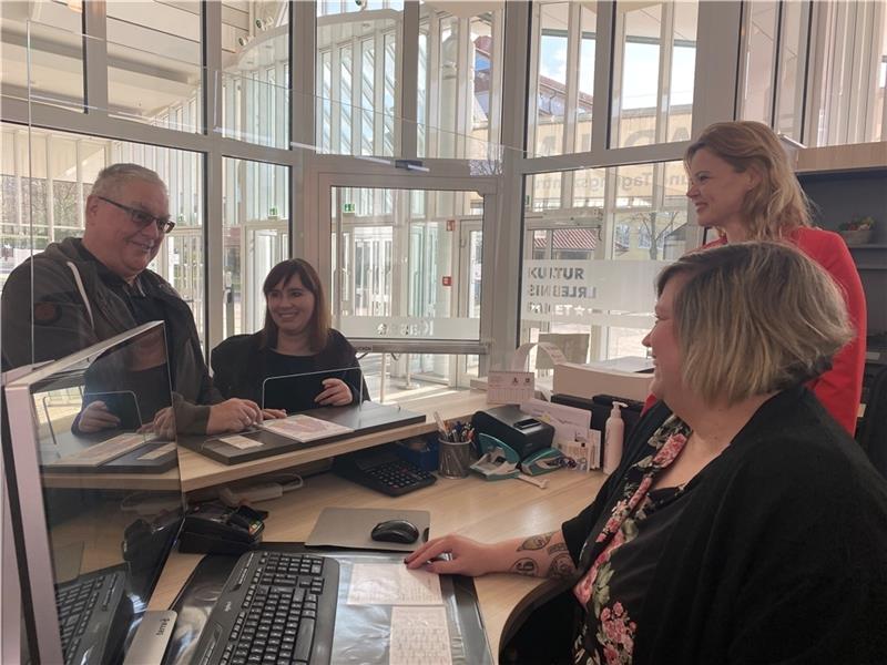 Stadeum-Chefin Silvia Stolz und Ticket-Leiterin Jenny Mahler sind froh, dass der Austausch mit Luisa Weber und Uwe Kowald die Möglichkeiten der kulturellen Teilhabe im Stadeum verbessert hat. Foto: Weselmann