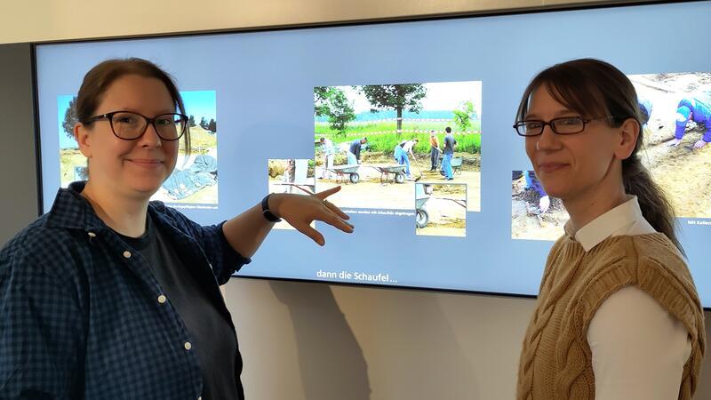 Stadtarchäologin Casha Ipach und die wissenschaftliche Mitarbeiterin des Buxtehude Museums, Tanja Gisel, geben spannende Einblicke in die archäologische Ausstellung.