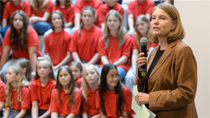 Nach fünf Jahren Baustelle: Die Schulleiterin ist hin und weg Stadtbaurätin Michaela Springhorn forderte die Schüler auf, das neue Gebäude für sich zu erobern.
