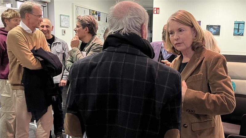 Stärken und Schwächen Buxtehudes: Das sagen die Bürger Stadtbaurätin Michaela Springhorn im Gespräch beim Auftakt der Bürgerbeteiligung im Stadthaus.