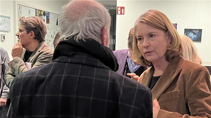 Nicht nur meckern: Hier können die Bürger bei Buxtehudes Zukunft mitreden Stadtbaurätin Michaela Springhorn im Gespräch beim Auftakt der Bürgerbeteiligung im Stadthaus.