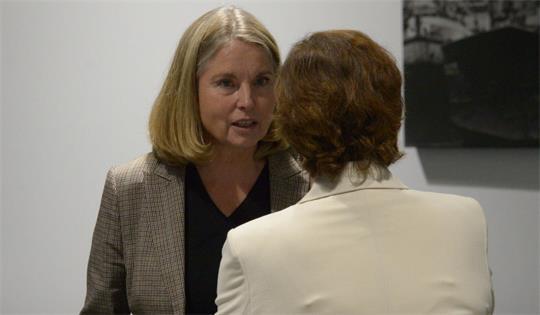 Stadtbaurätin Michaela Sprinhorn (links) diskutiert nach dem öffentlichen Eklat mit Bürgermeisterin Katja Oldenburg-Schmidt.