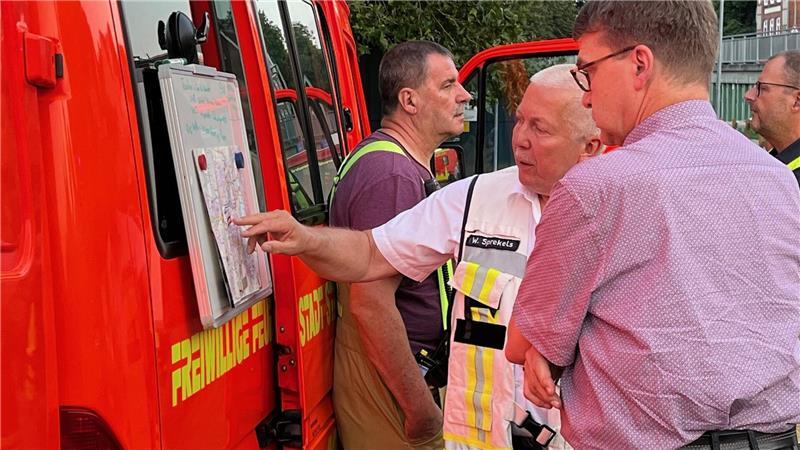 Stadtbrandmeister Klaus-Daniel Ney (rechts) im Gespräch mit seinem Vize Wilfried Sprekels (Mitte).
