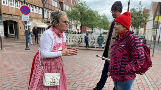 Stadtführerin Karina Schneider brachte Familie Kosow aus Kasachstan die Geschichte Buxtehudes nahe.