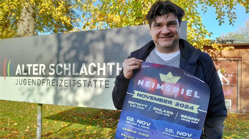 Stadtjugendpfleger Marc Olszewski mit dem Werbeplakat für die beiden Heimspiel-Konzerte im Alten Schlachthof.