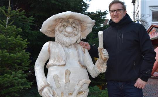 Stadtmarketing-Leiter Torsten Lange begrüßt den Räuber Hotzenplotz in Buxtehude. Im Gegensatz zu der berühmten Märchenfigur dürfen Besucher des Weihnachtsmarkts keine Waffen und auch keine Taschenmesser bei sich führen.