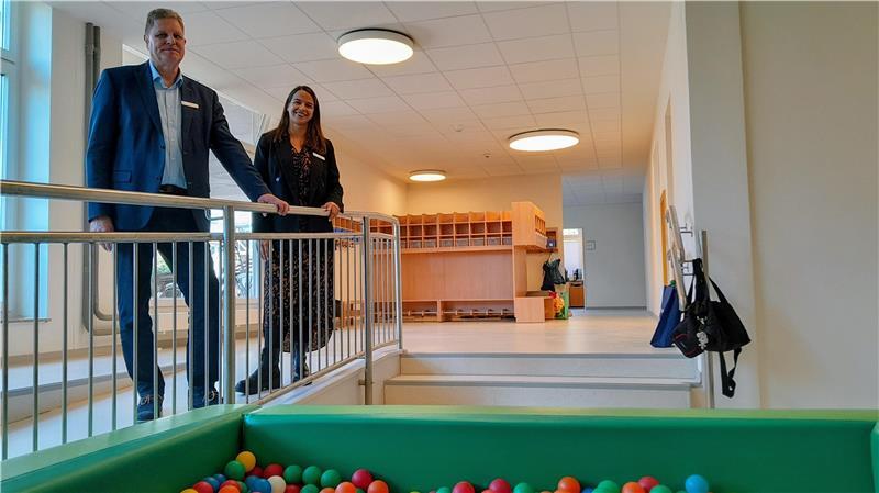Stadtrat Carsten Brokelmann und Rebecca Kabbany von der Kita-Abteilung der Hansestadt Stade in den Räumen der neuen Kindertagesstätte am Fleth.