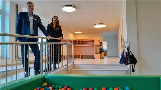 Stadtrat Carsten Brokelmann und Rebecca Kabbany von der Kita-Abteilung der Hansestadt Stade in den Räumen der neuen Kindertagesstätte am Fleth.