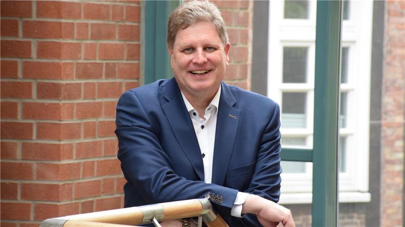 Lokalpolitik im Endspurt: Das sind die drei großen Themen im Stader Rat Stadtrat und Kämmerer Carsten Brokelmann hat die Zahlen des Haushalts im Blick.