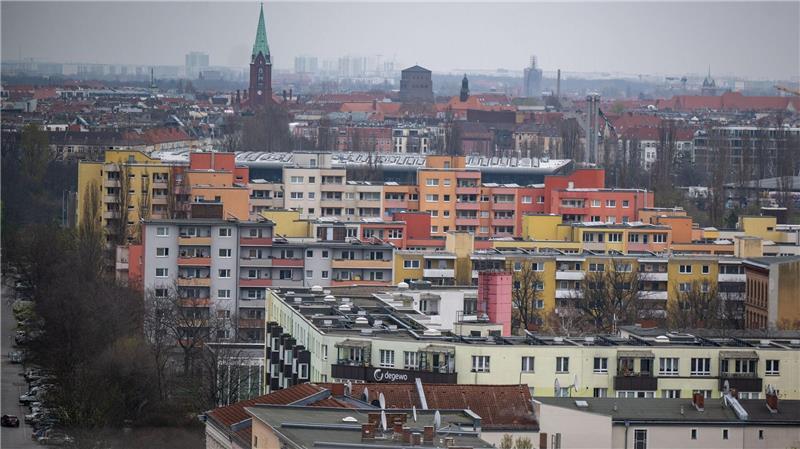 Jeder Neunte in Deutschland lebt in beengten Wohnungen Stadtviertel in Berlin: Gerade in Großstädten wohnen Menschen oft auf engem Raum.