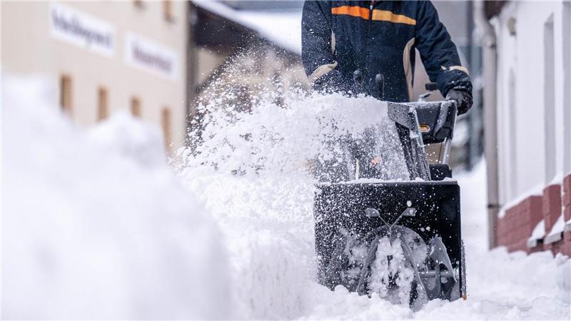 Städte in Schleswig-Holstein versenden nur wenige Bußgeldbescheide wegen nicht geräumter oder gestreuter Gehwege. (Symbolbild)
