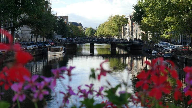 Städte wie Amsterdam sind auch im Herbst schön - und eine Alternative zu den Sonnenzielen im Süden Europas. 