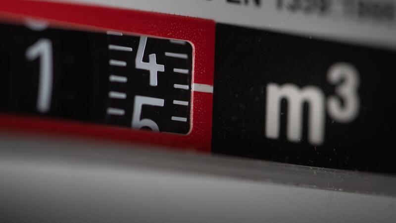 Energiepreise im Landkreis Stade sinken: Gas und Strom 2025 günstiger Ständig dreht sich der Zähler für Warmwasser und Heizung: Der Gasverbrauch ist hier abzulesen.