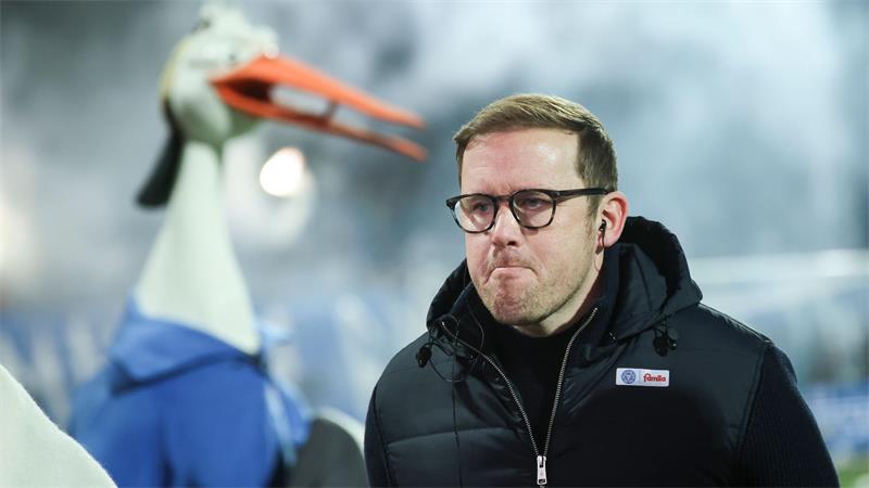 Welche Krise: Kiels Trainer Tim Walter von Weg überzeugt Stärkt Trainer Tim Walter den Rücken: Holstein Kiels Sportgeschäftsführer Olaf Rebbe. (Archivbild)