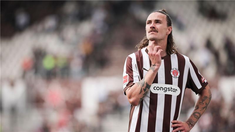 Stärkt seinem Trainer den Rücken: St. Paulis Trainer Jackson Irvine. (Archivbild)