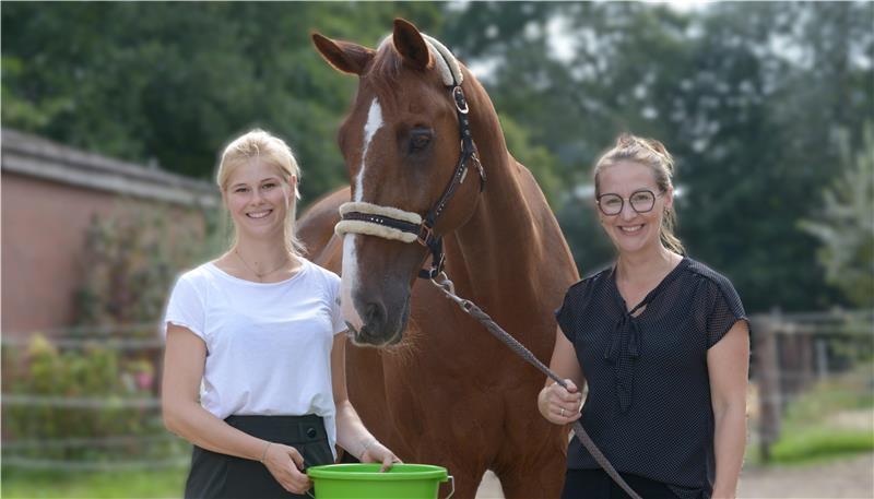 Staffelholz-Übergabe: Mila Koböck (links) übernahm das Team Fredenbeck I von Gesa Bührig.