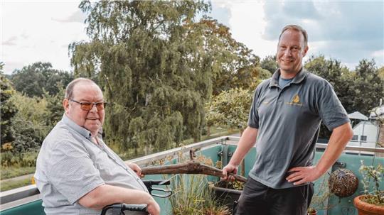 Staffelstab-Übergabe bei den Beckdorfer Kranzbindern: Siegfried Stresow (links) mit dem neuen Vorsitzenden Thomas Kröck (rechts).