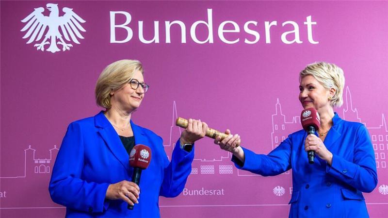 Vorname, mehr Geld, Drohnen – Was sich im November ändert Staffelstabsübergabe: Anke Rehlinger (links) übernimmt von Manuela Schwesig die Bundesratspräsidentschaft. (Archivbild)