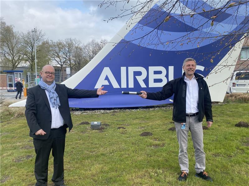 Staffelübergabe mit Abstand: Joachim Betker (rechts) überreichte am Freitagmorgen den Stab für das Stader Airbus-Wek an seinen Nachfolger Jörg Schaupp. Foto: Stephan