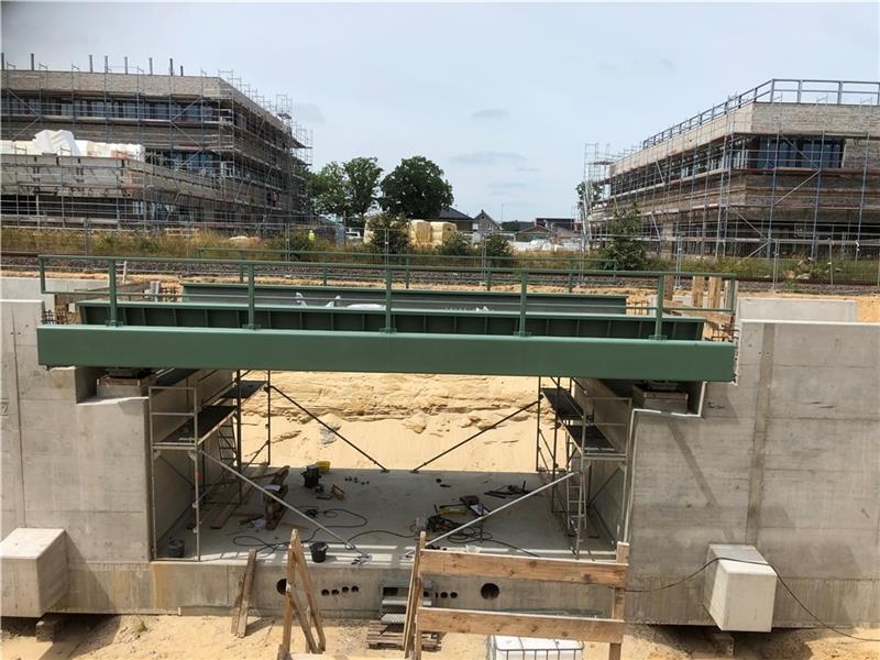Stahl trifft Beton: die neue Bahnbrücke von Riensförde. Foto: Klempow
