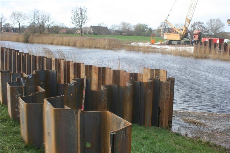 Stahlelemente wurden auch im Deich versenkt, um den Hochwasserschutz während der Bauarbeiten an der A26 zu sichern. Foto: Richter