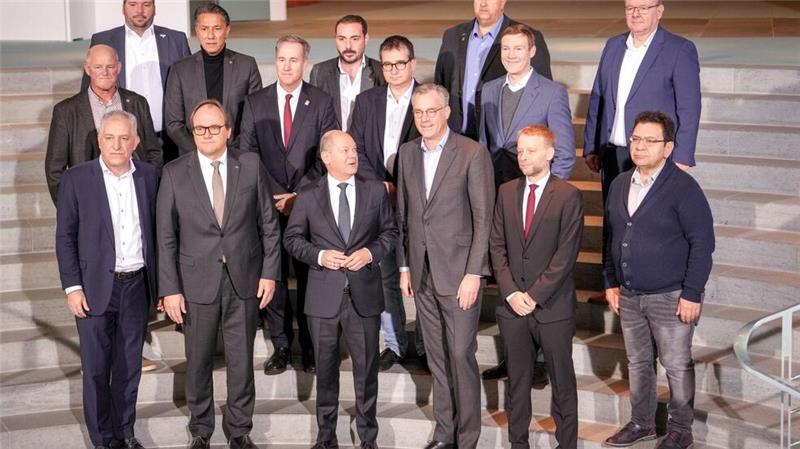 Scholz will kriselnder Stahlindustrie helfen - aber wie? Stahlgipfel im Kanzleramt.