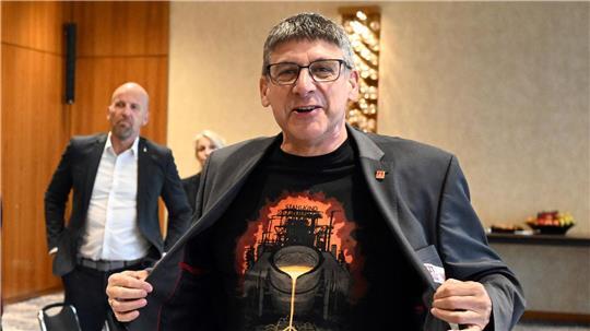 „Stahlkind“ ist auf einem IG Metall-T-Shirt zu lesen, das der Verhandlungsführer der Gewerkschaft, Knut Giesler, zum Auftakt der Tarifverhandlungen trägt.