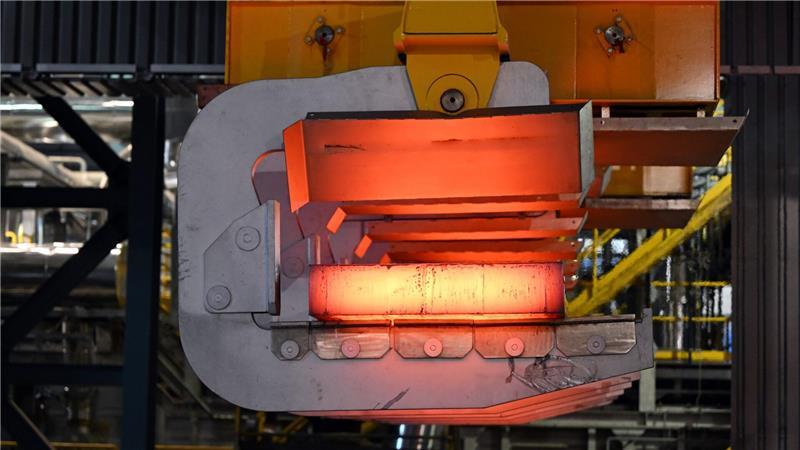 Es wird deutlich weniger Stahl hergestellt Stahlproduktion bei Thyssenkrupp-Steel: Hier wird flüssiger Stahl in große feste Blöcke, sogenannte Brammen, gewandelt.