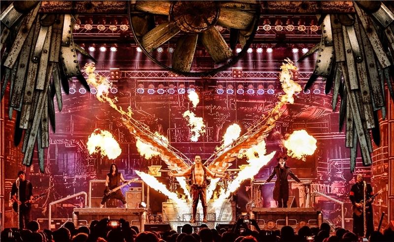 Mit Feuershow: Diese Stars kommen zum Holk-Festival Stahlzeit verwandeln das Stadeum in ein Höllenfeuer à la Rammstein. Foto: Sunvemetal