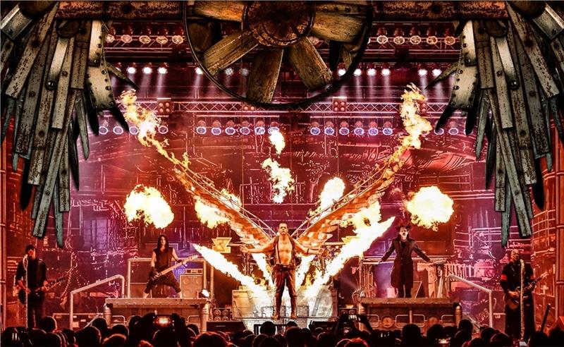 Stahlzeit verwandeln das Stadeum in ein Höllenfeuer à la Rammstein. Foto: Sunvemetal