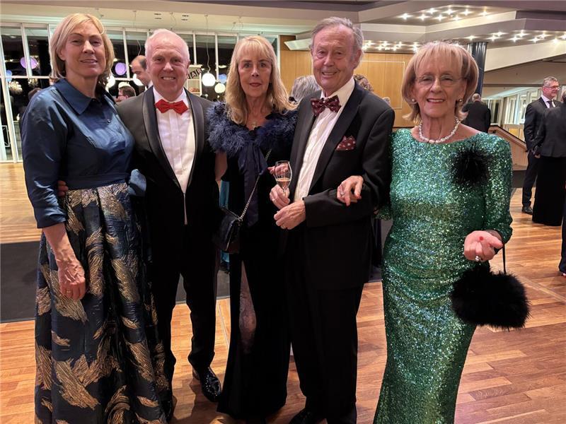 Schick in Schale: Zehn Geschichten von der 1. Stader Ballnacht Stammgäste seit Jahren: Birgit und Peter Hatecke (von links) mit Anke und Hubertus von Marschalck sowie Rita Vöge.