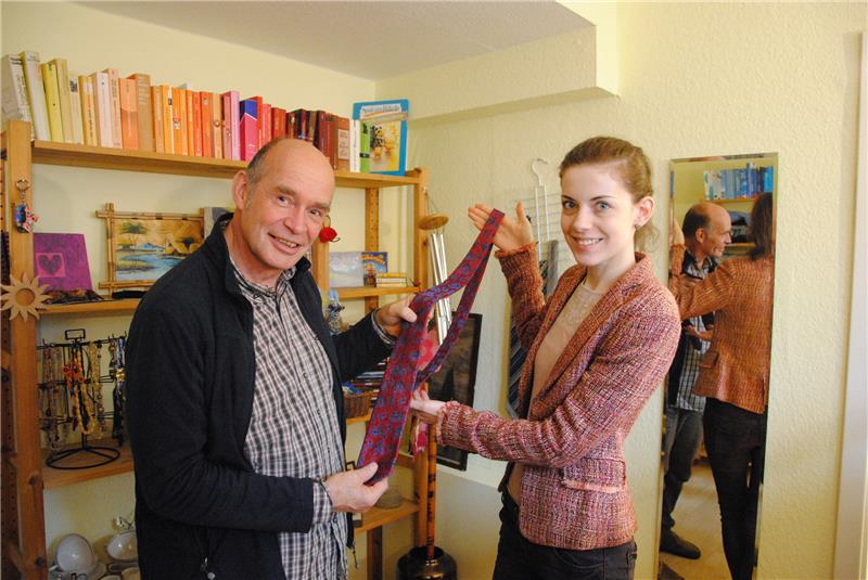 Stammkunde Arne Reetz-Christ lässt sich von Johanna Janda die Schlipskollektion zeigen und entscheidet sich für dieses Modell. Foto: Stief