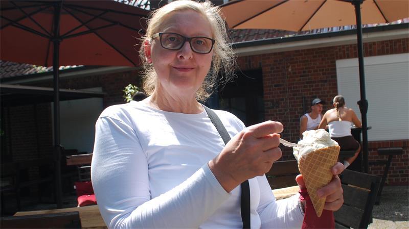 Stammkundin Bärbel Eckhoff aus Cadenberge gönnt sich Lemon-Curd und weiße Schokolade.