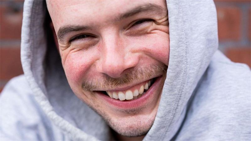 „Open Stage“ im Stadeum: Regionale Künstler zeigen ihre Talente in Stade Stand-up-Comedy mit Enrico Ledzinski: Der 33-jährige Comedian ist in Buxtehude geboren und aufgewachsen, lebt aber seit anderthalb Jahren in Berlin.