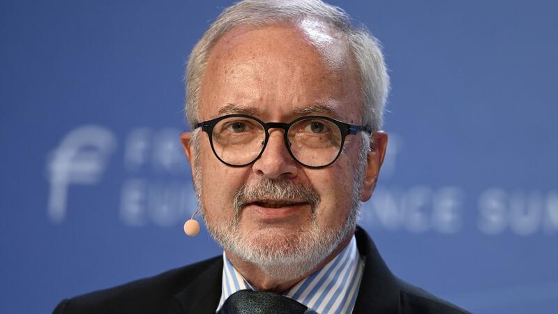 Korruptionsvorwürfe gegen ehemaligen EU-Förderbankchef Hoyer Stand von 2012 bis Ende vergangenen Jahres an der Spitze der Bank mit Sitz in Luxemburg: Werner Hoyer.