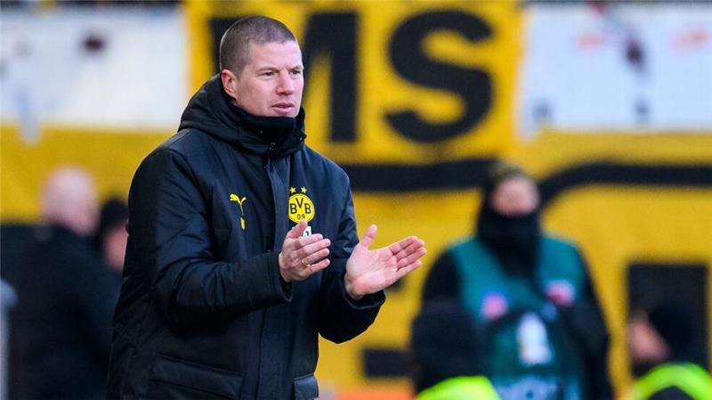 Erster Liga-Sieg 2025: Guirassy und Beier erlösen BVB Stand zum vorerst letzten Mal bei den BVB-Profis an der Seitenlinie: Mike Tullberg.