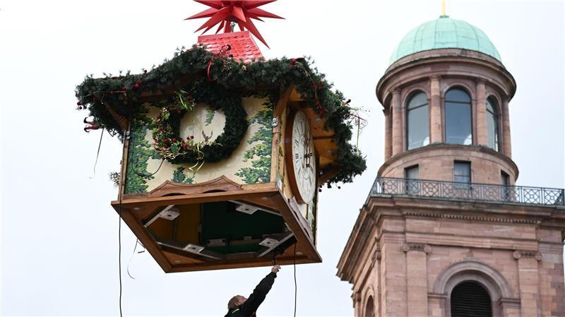 Standaufbau am Paulsplatz: Frankfurter Weihnachtsmarkt öffnet am 25. November