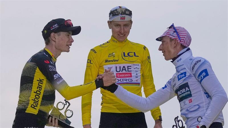 Standen im letzten Jahr auf dem Podium: Vingegaard (l), Lipowitz (r) und Sieger Pogacar. (Archivbild)