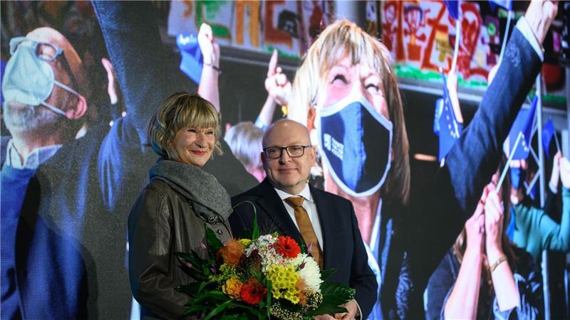 Standing Ovations für die Wegbereiterin: Der Chemnitzer Oberbürgermeister Sven Schulze (SPD) dankt beim Abschluss-Empfang seiner Amtsvorgängerin Barbara Ludwig (SPD). 
