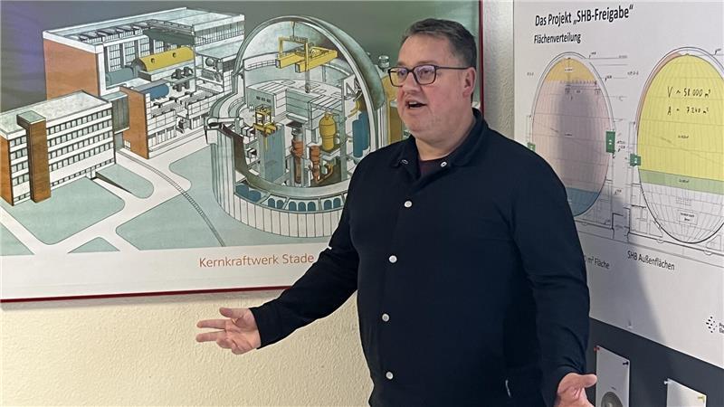 Standortleiter Marco Albers führt die Gäste ins Thema Kraftwerksrückbau ein und wartet mit gigantischen Zahlen auf.