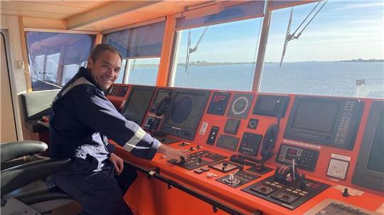 Stanislav Panov ist der Erste Offizier an Bord der „Cathma“. Er lacht für das Foto. Aber der Ukrainer ist in ständiger Sorge um seine Familie, die in Odessa geblieben ist.