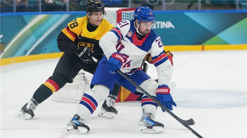 Stanley-Cup-Sieger Nico Sturm (.) sprach Missstände im deutschen Team deutlich an. (Archivbild)